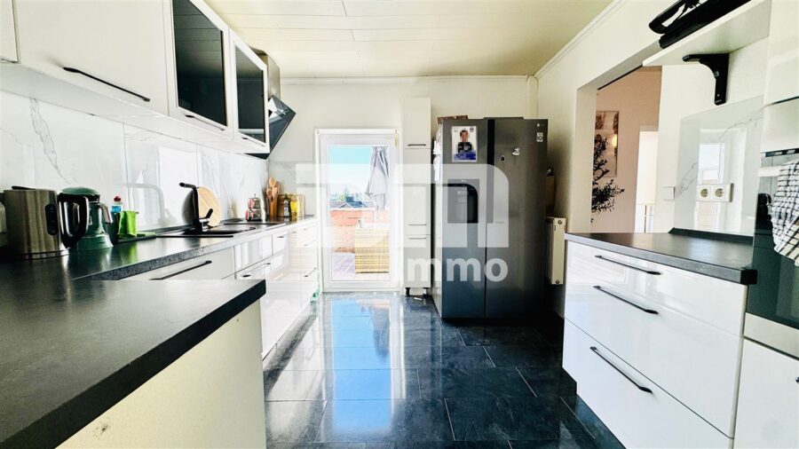 Sanierte Doppelhaushälfte mit großzügigem Garten, Garage & viel Platz für die Familie - EG Küche / Zugang Balkon / EBK